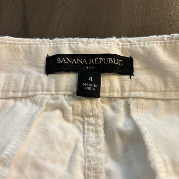 Banana Republic White Eyelet Shorts. Size 4. 100% Cotton. Inside hidden clasp - Picture 2 of 6